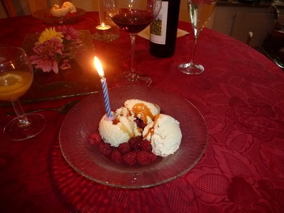 Glace mit früsche Himbeeri danke für alles sisch super guet gsi