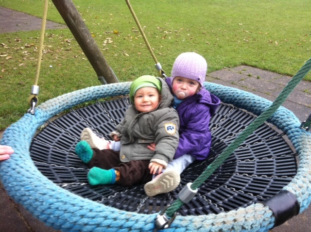 Delia zeigt noah ihren lieblingsspielplatz